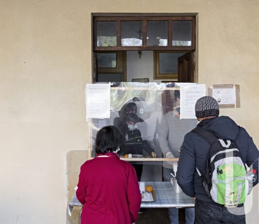 Un pasto completo e un po’ di umanità. In fila alla mensa Caritas