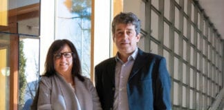 Per fare un tavolo da yacht ci vuole il legno e una grande famiglia