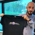 foto-4—Roberto-Russo-mostra-la-t-shirt-e-il-braccialetto-dell’associazione-Progetto-Mitofusina-2-Onlus