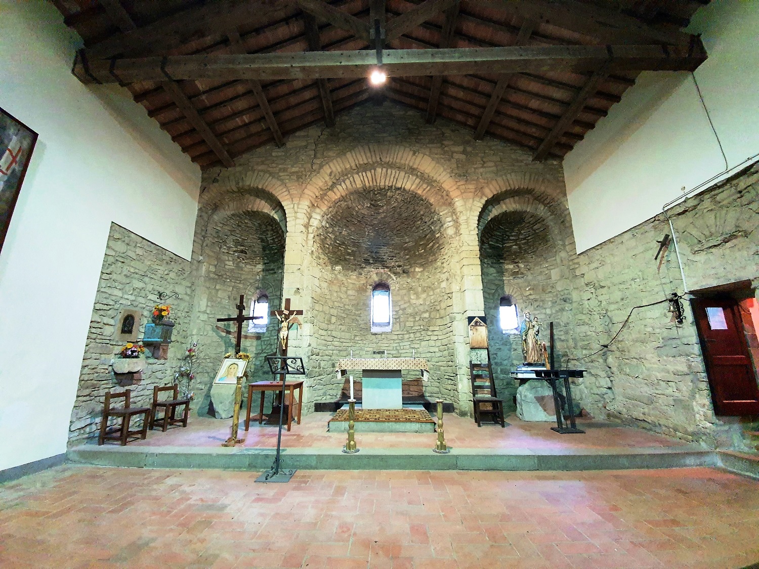 Badia San Veriano - Il presbiterio della chiesa e il soffitto a capriate